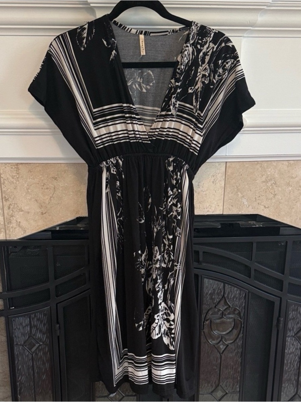 India Boutique Black White Floral Swim Cover Up Dress V-Neck Beach Resort Large